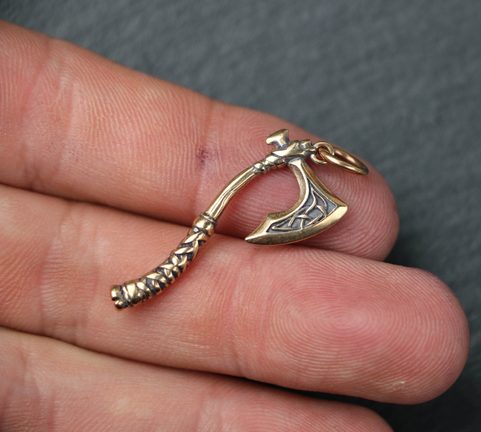 VÁLEČNÁ SEKERA, PŘÍVĚŠEK BRONZ