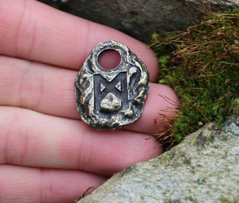 MANNAZ - RUNOVÝ AMULET, ZINEK STAROMOSAZ