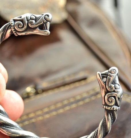VIKINGSKÝ GOTLANDSKÝ STŘÍBRNÝ NÁRAMEK, VLCI, AG 925, 63 G