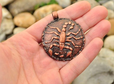 ŠTÍR, MĚSÍČNÍ ZNAMENÍ, AMULET