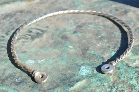 KELTSKÝ PEČETÍTKOVÝ STŘÍBRNÁÝ TORQUES, AG 925, 78 G