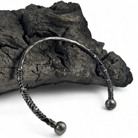 KOVANÝ TORQUES UKONČENÝ KULIČKAMI