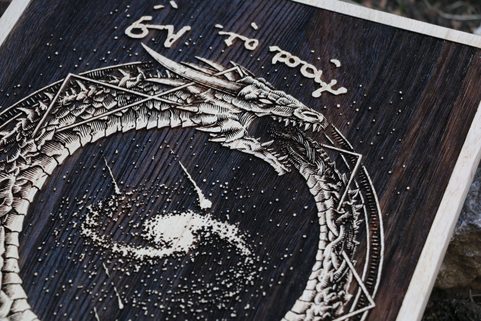 UROBOROS NÁSTĚNNÁ DEKORACE, DŘEVO 30X40CM