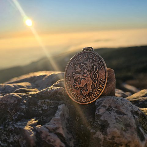 ČESKOSLOVENSKÝ HRANIČNÍ SLOUP, PŘÍVĚSEK, STAROMOSAZ