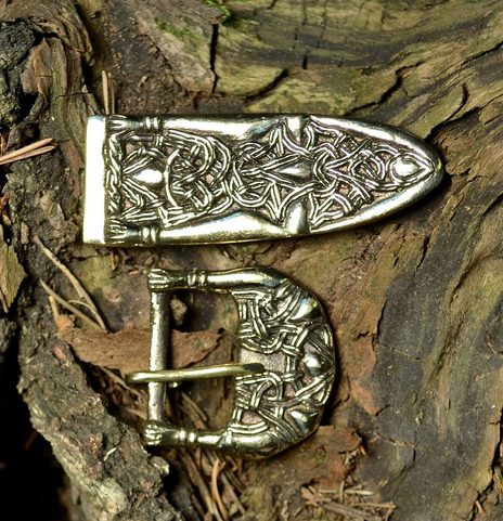 VIKING, BIRKA, BRONZOVÁ OPASKOVÁ PŘEZKA A NÁKONČÍ