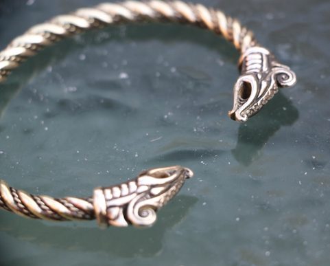 DREKI, VIKINGSKÝ DRAK, NÁRAMEK, MOSAZ