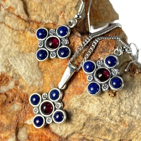 PRAGA, STŘEDOVĚKÝ STŘÍBRNÝ PŘÍVĚSEK S GRANÁTEM A LAPIS LAZULI, AG 925/1000