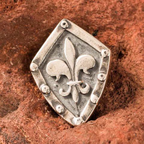 FLEUR DE LIS VE ŠTÍTU, STŘÍBRNÝ PŘÍVĚSEK, AG 925