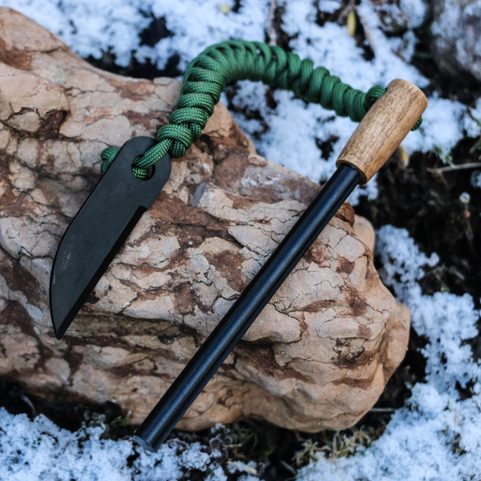 KŘESADLO S RUKOJETÍ BUK 50 MM, PARACORDEM A ŠKRTADLEM KNIFE