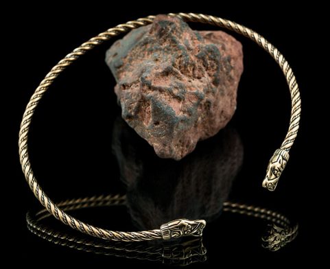BESTIE Z BURGU, BRONZ, TORQUES