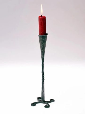 KOVANÝ STŘEDOVĚKÝ SVÍCEN