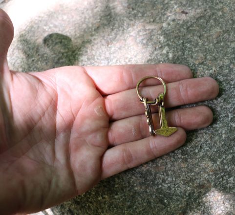 SEVERSKÝ AMULET, THOROVO KLADIVO, OCÍLKA A NŮŽ, BRONZ