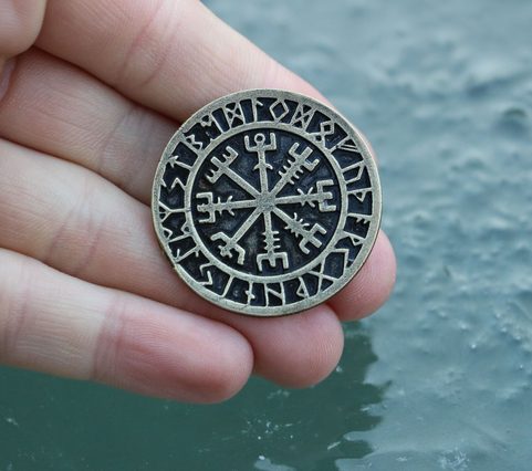 VEGVISIR - KOMPAS, ISLANDSKÁ RUNA, PŘÍVĚŠEK, STAROMOSAZ