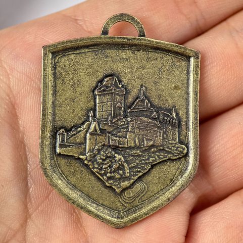 HRAD KARLŠTEJN, STŘEDOVĚKÝ ERB VE ŠTÍTU, ZINEK, STAROMOSAZ