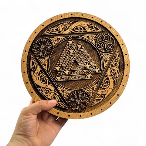 VALKNUT S ORNAMENTY, SADA RUN FUTHARK A DÁRKOVÁ KAZETA 21 CM