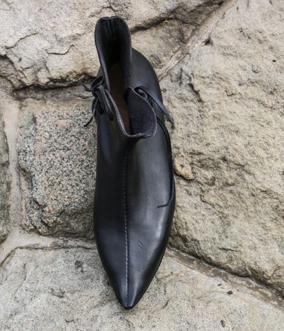 GOTICKÉ NÍZKÉ ŠKORNĚ -TULIPÁNY, ČERNÉ BOTY