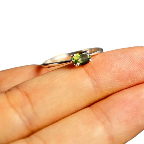 NESSIE, STŘÍBRNÝ PRSTEN, PERIDOT AG 925/1000