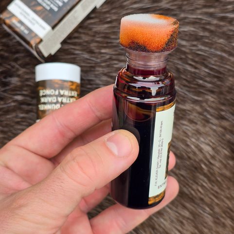 SCHAFTOL OLEJ NA PAŽBY A STŘENKY, EXTRA TMAVO-HNĚDÝ S HOUBIČKOU, 50ML