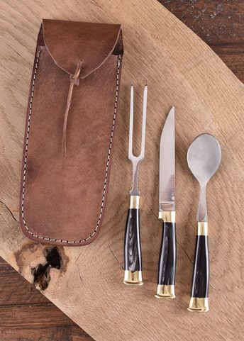 THREE-PIECE CUTLERY SET WITH HORN HANDLES AND LEATHER SHEATH