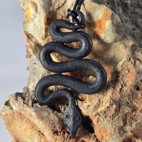 KOVANÝ HAD, PŘÍVĚSEK