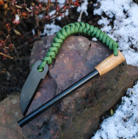 KŘESADLO S RUKOJETÍ BUK 50 MM, PARACORDEM A ŠKRTADLEM KNIFE