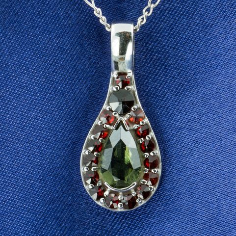 MIRNA, STŘÍBRNÝ PŘÍVĚSEK S VLTAVÍNEM A GRANÁTEM, AG 925