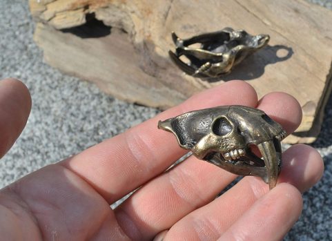 ŠAVLOZUBÝ TYGR, MACHAIRODUS - SMILODON, VELKÝ PŘÍVĚŠEK NA KRK, STAROMOSAZ