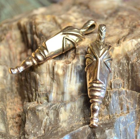 KELTSKÁ HLAVA, REPRODUKCE DLE SPONY, MIKULOVICE, BRONZOVÝ AMULET