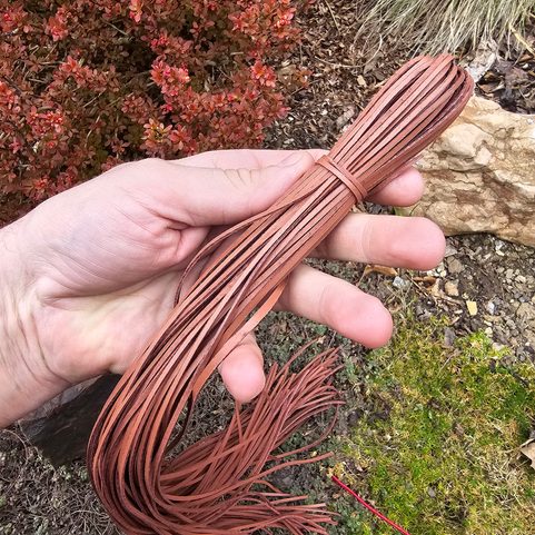 KŮŽE NA KRK - HNĚDÁ, PRO ZAVĚŠENÍ AMULETŮ