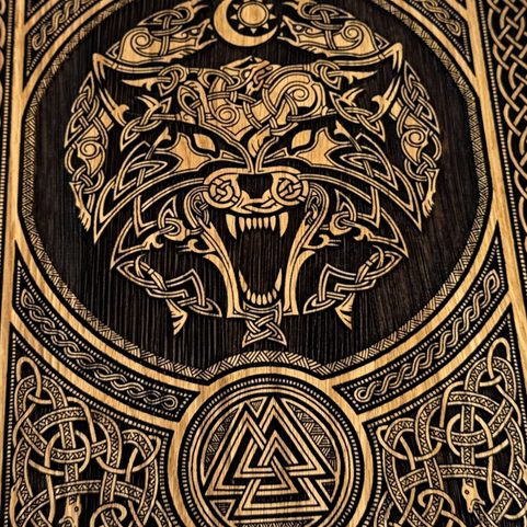 VLK FENRIR S ORNAMENTY NÁSTĚNNÁ DEKORACE, DŘEVO 32X44CM