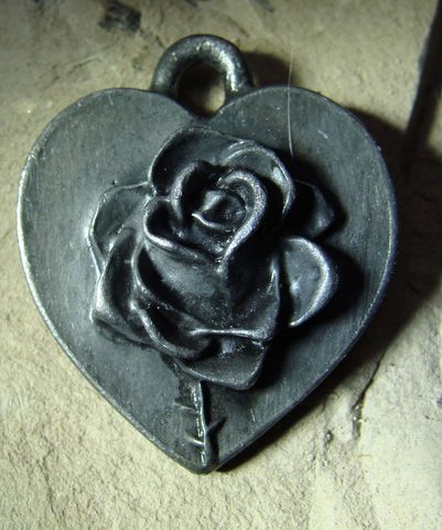 ROSA GOTHICA, PŘÍVĚŠEK