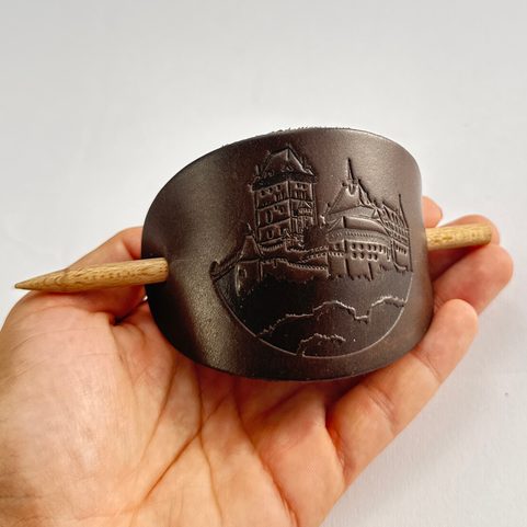 KARLŠTEJN, KOŽENÁ SPONA DO VLASŮ, HNĚDÁ