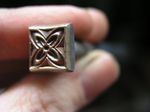 KVĚT V RÁMEČKU, RAZNICE DO KŮŽE