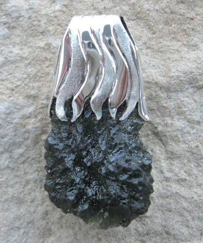 THULE, STŘÍBRNÝ PŘÍVĚSEK S VLTAVÍNEM, AG 925