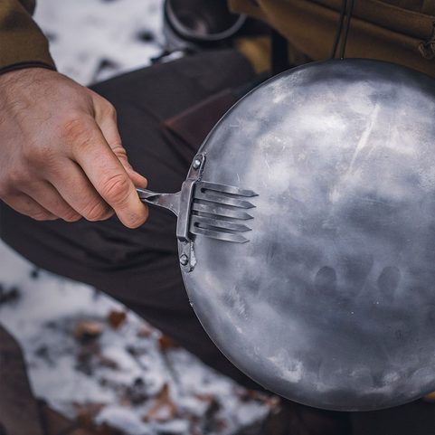 BUSHCRAFT SADA V KOŽENÉM OBALU - PÁNEV 23 CM, VIDLIČKA, SADA KOŘENEK, KŘESADLO