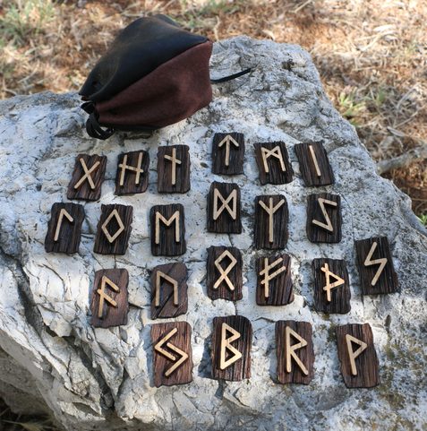 RUNY - STARŠÍ FUTHARK, SADA DŘEVĚNÝCH RUN - DUB