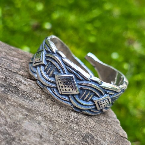 VIKINSKÝ STŘÍBRNÝ PRSTEN NASTAVITELNÝ, BORRE STYL, AG 925