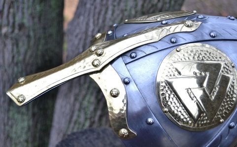 VALKNUT, HONOSNÁ NORMANSKÁ PŘILBA, MOSAZ