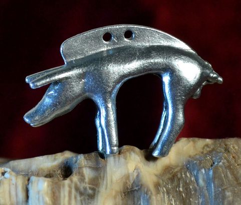 KELTSKÝ AMULET HOJNOSTI, DIVOKÉ PRASE, JOEUVRES, GALIE, AMULET, ZINEK