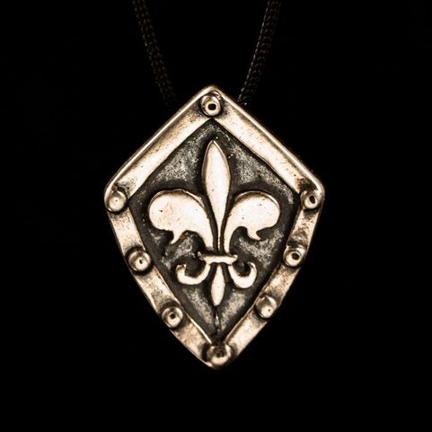 FLEUR DE LIS VE ŠTÍTU, STŘÍBRNÝ PŘÍVĚSEK, AG 925