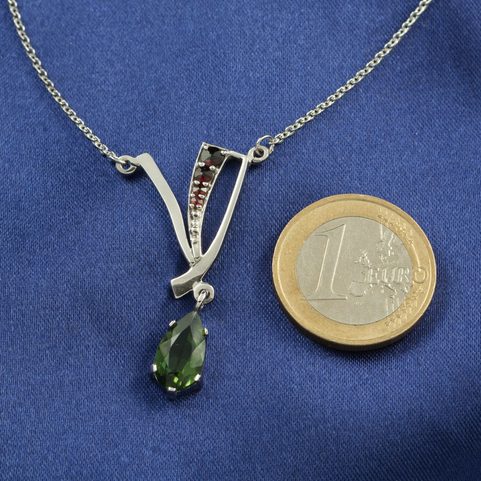 TRACIE, STŘÍBRNÝ NÁHRDELNÍK S VLTAVÍNEM A GRANÁTEM, AG 925