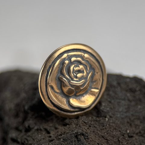RŮŽE, KNOFLÍK, BRONZ