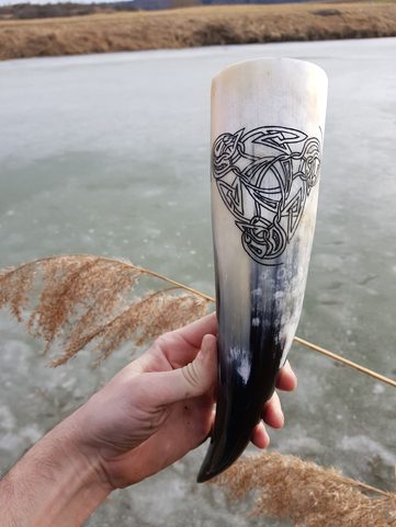 TRISKEL VIKING, ZDOBENÝ RYTÝ ROH NA PITÍ