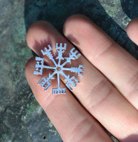 VEGVÍSIR, ISLANDSKÁ OCHRANNÁ RUNA, STŘÍBRNÝ PŘÍVĚSEK, AG 925