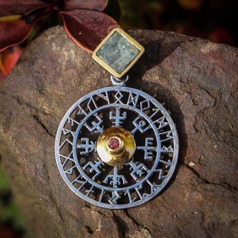 VEGVISIR - KOMPAS, ISLANDSKÁ RUNA, STŘÍBRNÝ PŘÍVĚSEK S AKVAMARINEM, AG 925