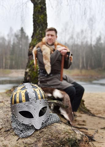 VIKINGSKÁ BRÝLOVÁ HELMA S KROUŽKOVÝM LÍMCEM