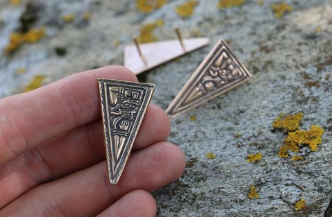 ANGLO-SASKÁ DESTIČKA Z ROHU, TAPLOW, BRONZ - NÝTEK