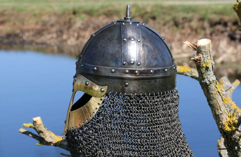 VIKINSKÁ PŘILBA GJERMUNDBU SE ZÁVĚSEM