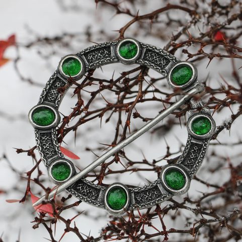 NORICA, VELKÁ STŘEDOVĚKÁ PLÁŠŤOVÁ SPONA SE SKLY