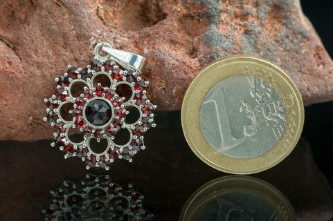 GRETA, STŘÍBRNÝ PŘÍVĚSEK S GRANÁTEM, AG 925